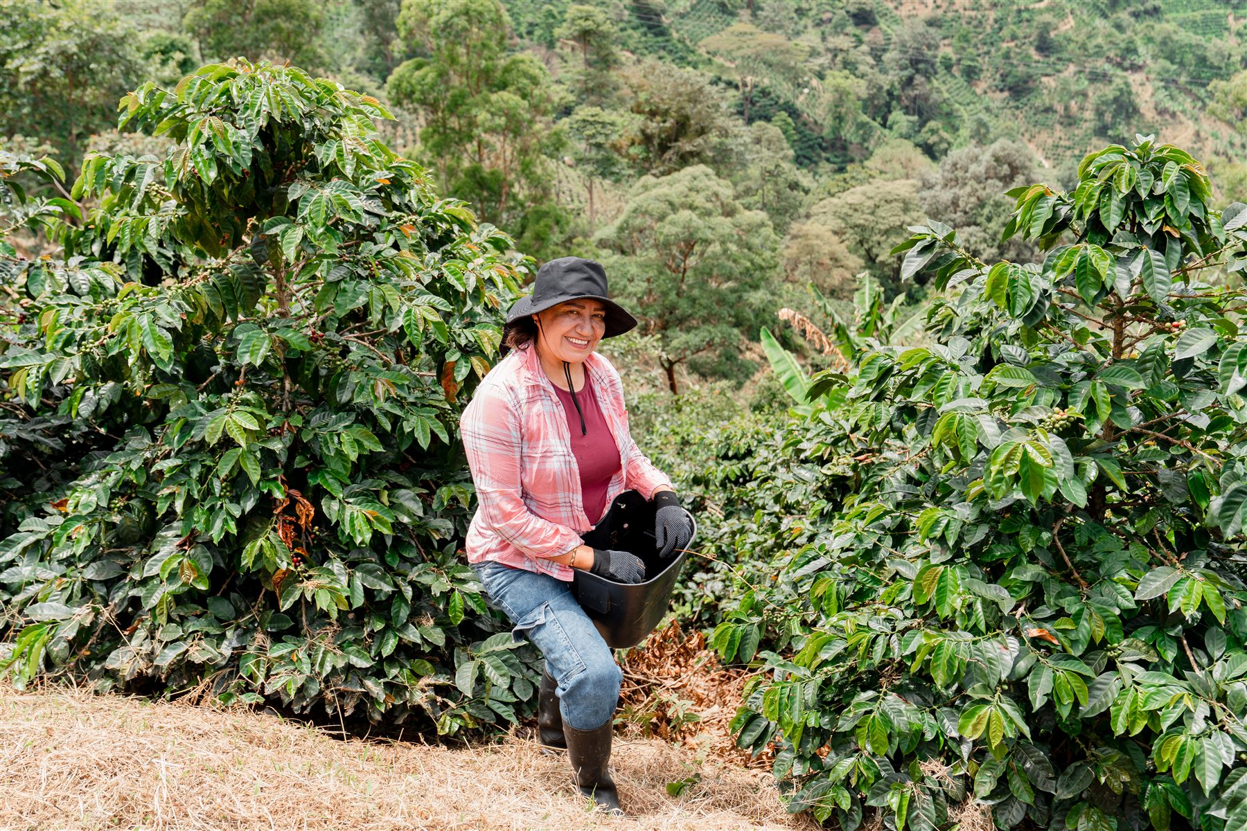 Fundadora de TruHer Coffee entre los cafetales del Tolima